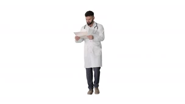 Arap doktor beyaz arka planda yürüyen kardiyograma bakıyor. — Stok video
