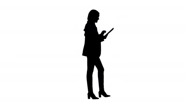 Silhouette Graziosa donna d'affari araba utilizzando tablet computer mentre si cammina. — Video Stock