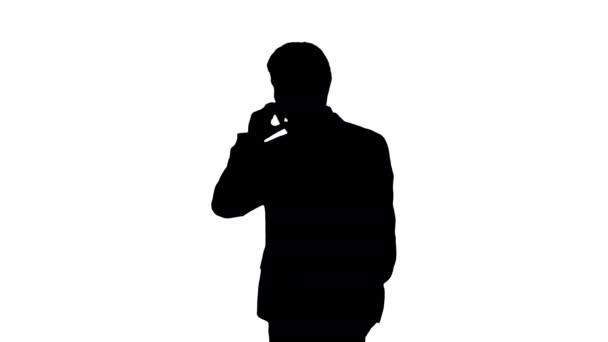 Silhouette Guapo joven hombre de negocios hablando por teléfono. — Vídeos de Stock