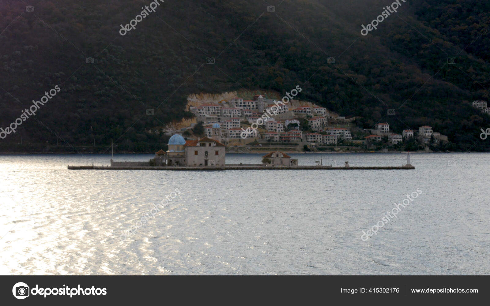 Perast Karadag 26 Aralik 2016 Yagmurlu Deniz Manzarasi Karadag In Perast Kentindeki Manastir Stok Foto C Funkeyfactory 415302176