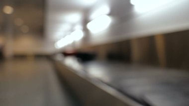 Havaalanında valiz ya da bavul taşıma bandında..