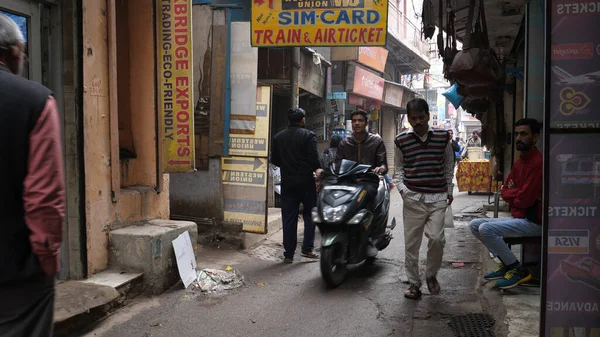Delhi, Indie - 15 grudnia 2017: Zatłoczona ulica. — Zdjęcie stockowe