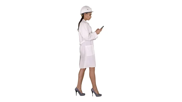 Ingegnere che utilizza il telefono cellulare sms mentre cammina sulla schiena bianca — Foto Stock