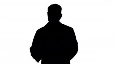 Tıp doktoru yürüyor ve ciğerlerinin röntgen görüntülerine bakıyor, Alfa Kanalı.