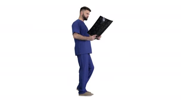 Chirurg studující mri skenování mozku při chůzi na bílém pozadí. — Stock video