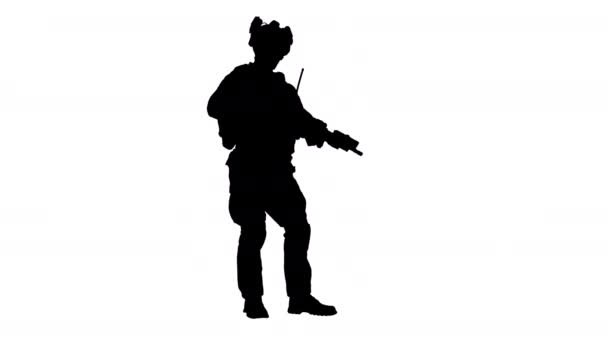 Soldat in Tarnkleidung überprüft seine Uniform und Munition, Alpha Channel — Stockvideo