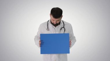 Arap doktor pankart gösteriyor ve eğimli arkaplan hakkında bir şeyler söylüyor..