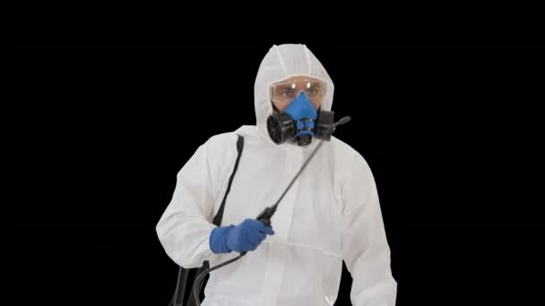 Virologue en uniforme de protection marchant et désinfectant la zone, Canal Alpha — Video
