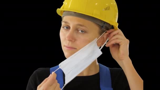 戴安全帽戴医疗面具的女建筑工人，Alpha通道 — 图库视频影像