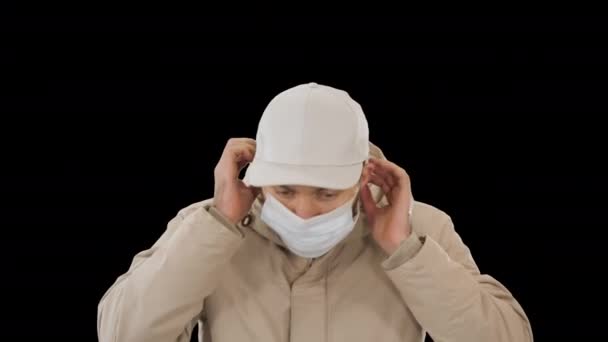 Homem de casaco quente andando e vestindo máscara médica, Canal Alpha — Vídeo de Stock