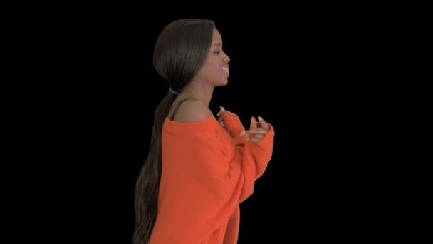 笑顔と踊りを楽しんでいる美しい黒人女性, Alpha Channel — ストック動画