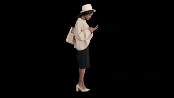 Attraente alla moda vestita ragazza hipster femminile utilizzando smartphone e ridere, Alpha Channel — Video Stock