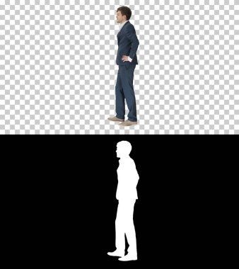 Yakışıklı genç işadamı kollarını kavuşturmuş, gülümsüyor.