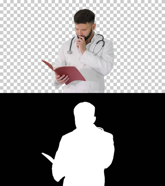 Dokter die een boek of dagboek leest tijdens het wandelen, Alpha Channel — Stockfoto