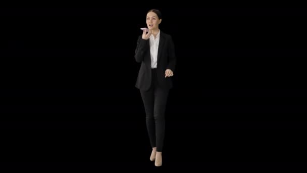 Serious Businesswoman, die Aufgaben am Telefon gibt, Alpha Channel — Stockvideo