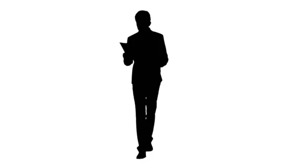 Silhouette Σοβαρός επιχειρηματίας ανάγνωση εγγράφων ή έκθεση, ενώ — Φωτογραφία Αρχείου