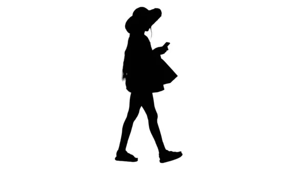 Felice donna afro-americana in cappello a piedi e utilizzando un telefono, A — Foto Stock