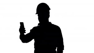 Güvenlik kaskı ve gömlek giyen mühendis video görüşmesi yapıyor, Alfa Kanalı.