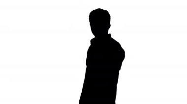Siluet gündelik genç adam kameraya bakıyor ve bir şeyler anlatıyor..