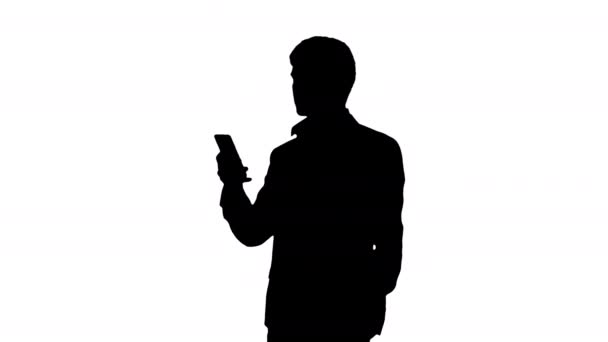 Silueta seriózní podnikatel dívá na svůj telefon. — Stock video