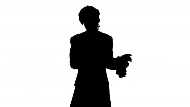 Silhouette Man in old-fashioned frock coat and white wig talking and waiving with his hands theatrically looking at camera. — Stock Video