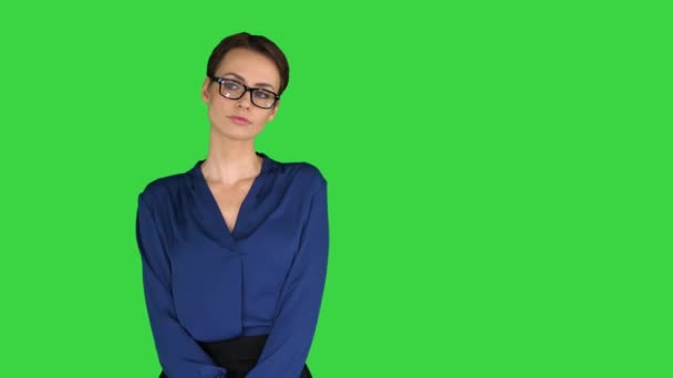 Giovane donna d'affari rigorosa isolato in piedi in attesa su uno schermo verde, Chroma Key. — Video Stock