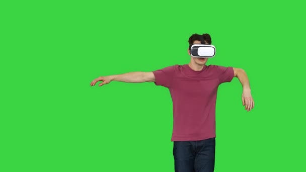 Casual gamer bailando bloqueo de hip-hop en VR auriculares jugando juego de baile en una pantalla verde, Chroma Key. — Vídeo de stock