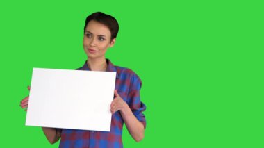Çekici Kadın Yeşil Ekran 'da boş beyaz poster gösteriyor, Chroma Key.