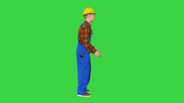 Yeşil Ekran, Chroma Key 'de güvenlik şapkalı genç inşaat işçisinin funky dansı..