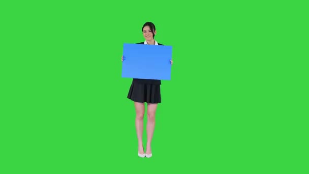 Uma mulher elegante dançando e segurando cartaz vazio em uma tela verde, Chroma Key. — Vídeo de Stock