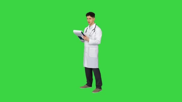 Geweldige resultaten Doctor dansen afler op zoek naar documenten op een groen scherm, Chroma Key. — Stockvideo