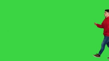 Yeşil Ekran 'da yürüyen ve dans eden popüler dansçı, Chroma Key.