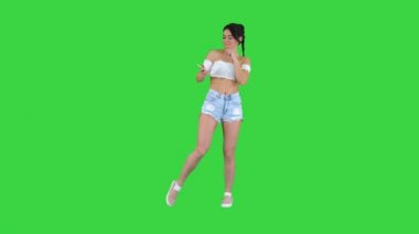 Yeşil Ekranda müzik dinleyen oldukça seksi bir kız, Chroma Key..
