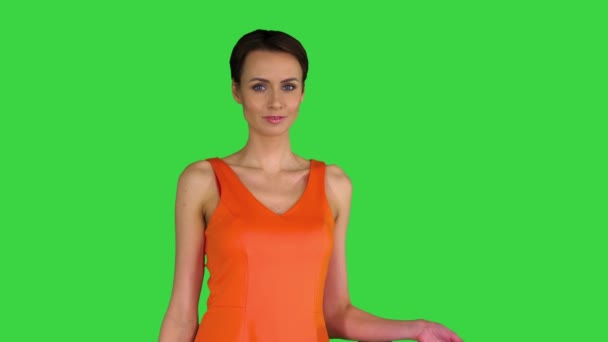 Donna in posa sulla macchina fotografica con shopping bag multicolore su uno schermo verde, Chroma Key. — Video Stock