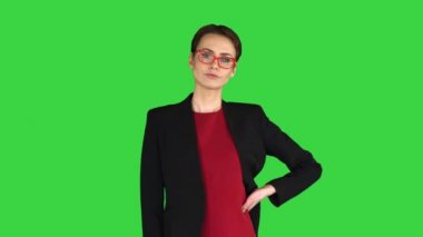 Yeşil Ekran, Krom Anahtar 'da katlanmış eli olan genç ve şık bir kadın..