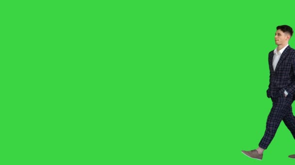 Jeune homme élégant cool marchant sur un écran vert, Chroma Key. — Video