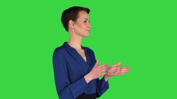 Aantrekkelijke Kaukasische zakenvrouw klapt haar handen op een groen scherm, Chroma Key. — Stockvideo