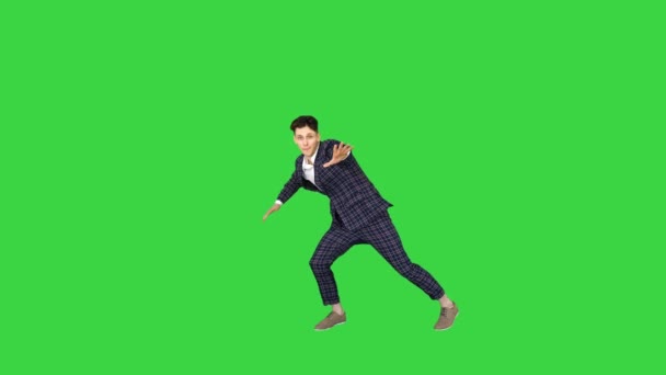 Un homme d'affaires en costume fait des mouvements de break dance sur un écran vert, Chroma Key. — Video