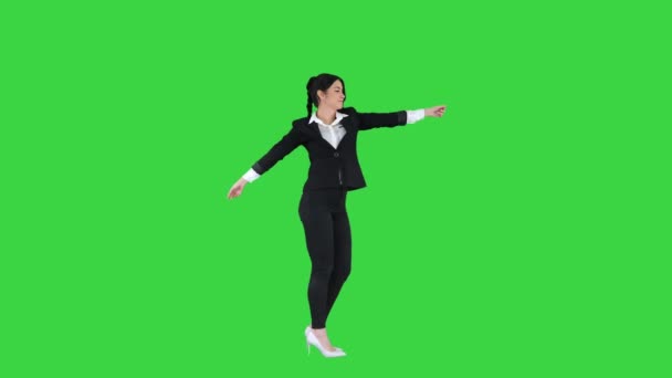 Geschäftsfrau tanzt auf grünem Bildschirm, Chroma Key.