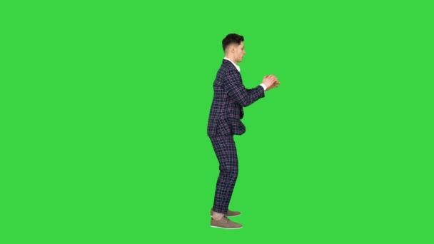 Geschäftsmann macht einen Rückwärtssalto und zeigt coole Geste in die Kamera, nachdem auf einem Green Screen, Chroma Key. — Stockvideo