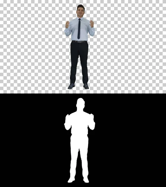 Jeune homme d'affaires marchant dans le cadre et parlant à la caméra présente — Photo
