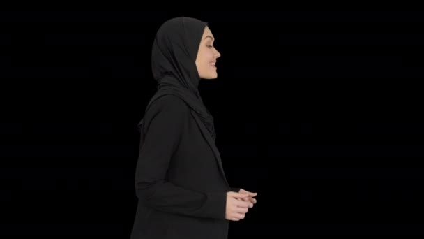 Leende arabiska kvinna bär hijab talar om affärer medan promenader och gester, Alpha Channel — Stockvideo