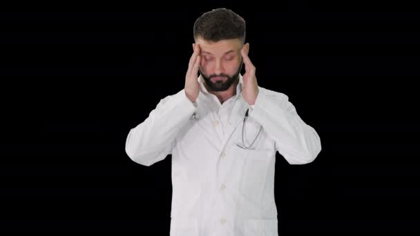 Unavený turecký doktor držící tvář v zoufalství, alfa kanál — Stock video