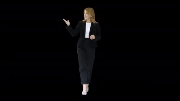 Perempuan presenter wanita pirang berjalan dan menunjuk ke sisi, Alpha Channel — Stok Video