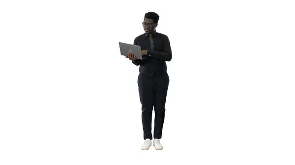 Hombre de negocios afroamericano confiado escribiendo en el ordenador portátil en blanco — Foto de Stock