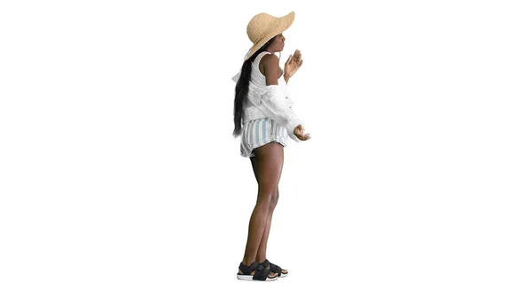 Alegre afro-americana menina em um chapéu de palha dançando no branco b — Fotografia de Stock