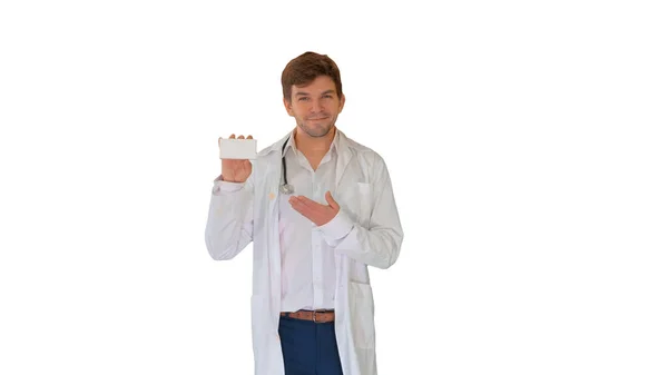 Médico masculino sorridente com estetoscópio andando e pil publicidade — Fotografia de Stock