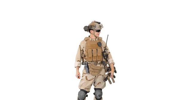 Junger US-Ranger steht in lässiger Pose und redet auf Weiß — Stockfoto