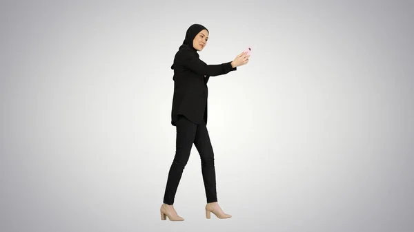 Joven mujer bastante musulmana en hijab teniendo videollamada en su teléfono — Foto de Stock