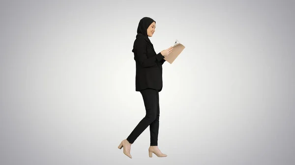 Zaskoczona muzułmanka Businesswoman czytająca dziennik biznesowy i wstrząśnięta — Zdjęcie stockowe